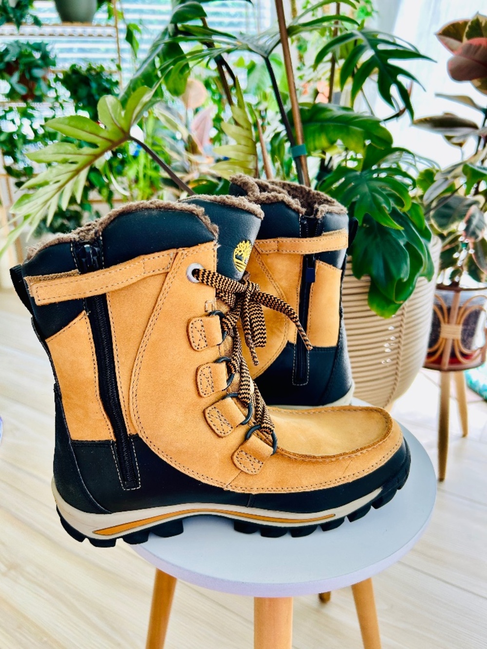 Timberland Waterproof Winter Boots – Fits Women’s Size 6 (Boys Size 5)